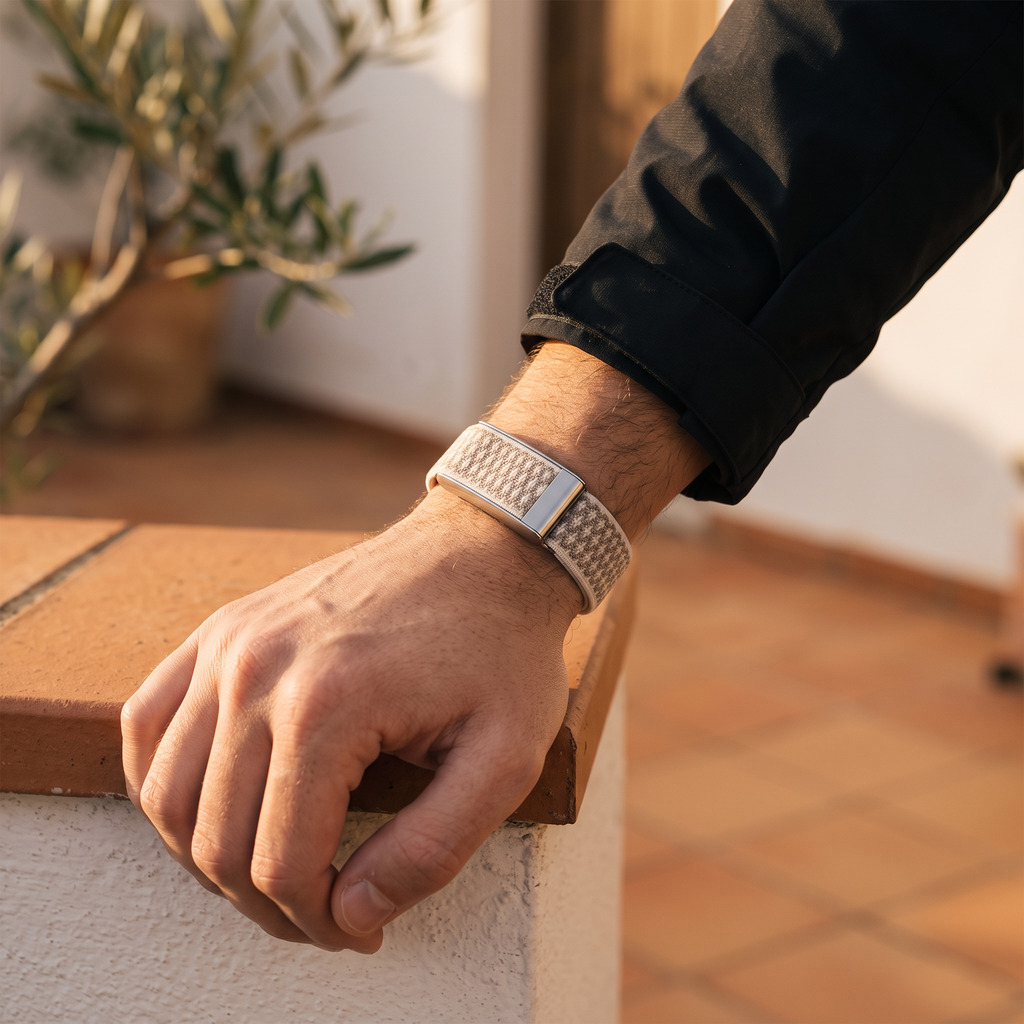 straprr-scene::oat-beige 01-lifestyle-a — Oat Beige porte