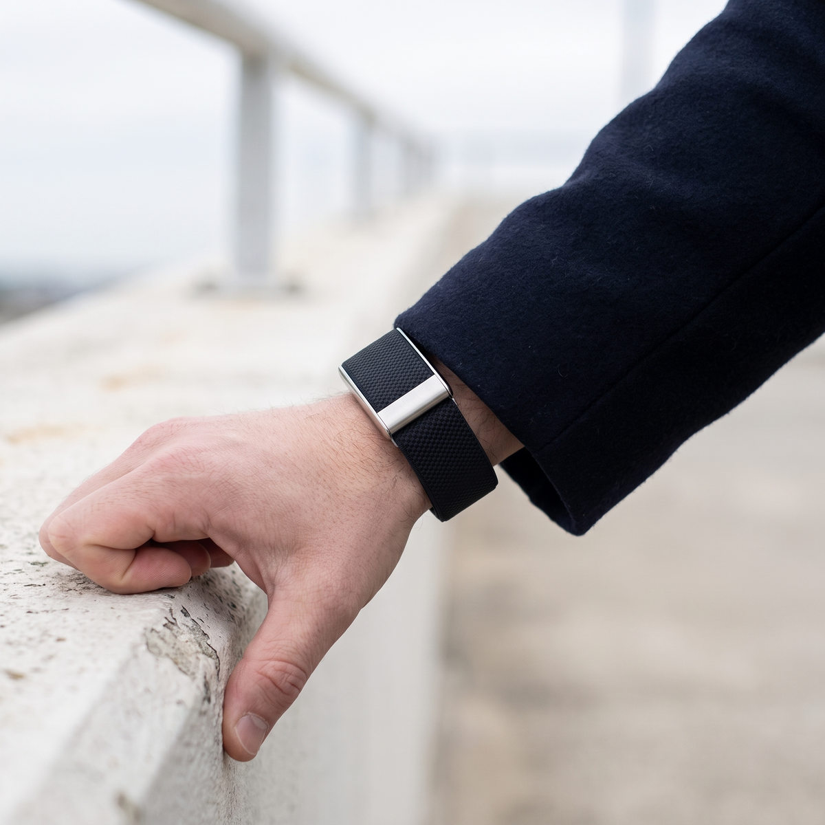 straprr-scene::midnight-navy 01-lifestyle-a — Midnight Navy porte
