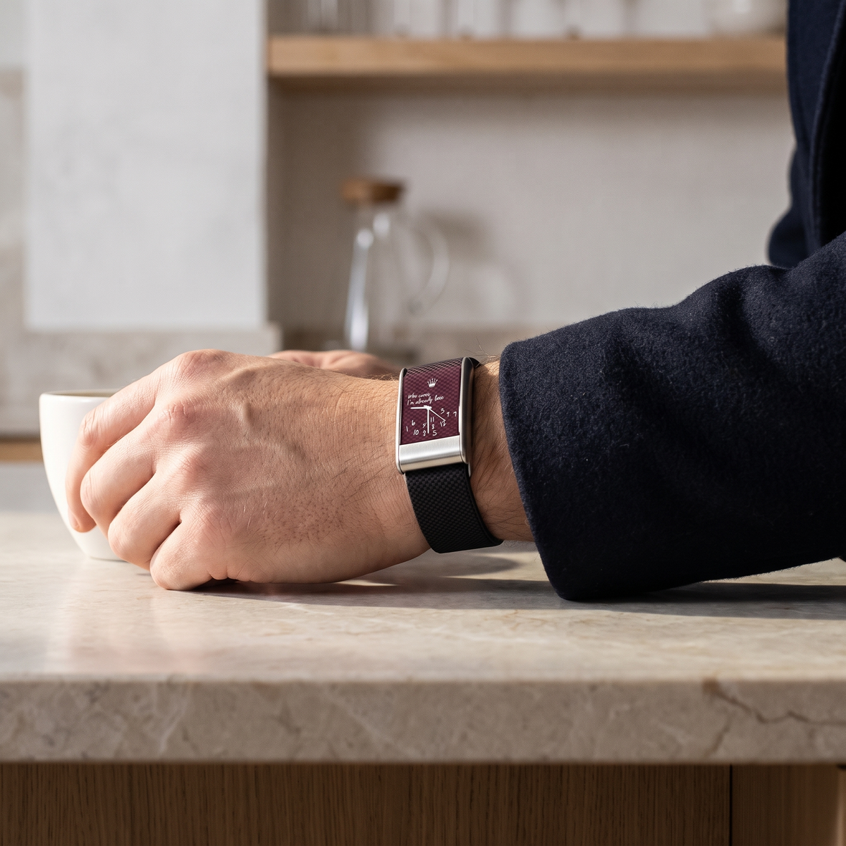 straprr-scene::being-late-wine-red 01-lifestyle-a — Being late Wine Red porte