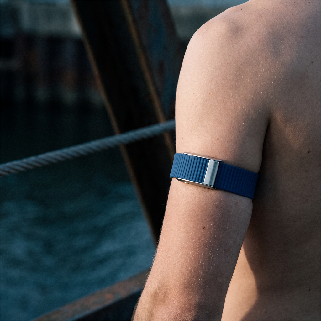 straprr-scene::royal-blue 01-lifestyle-a — Royal Blue porte