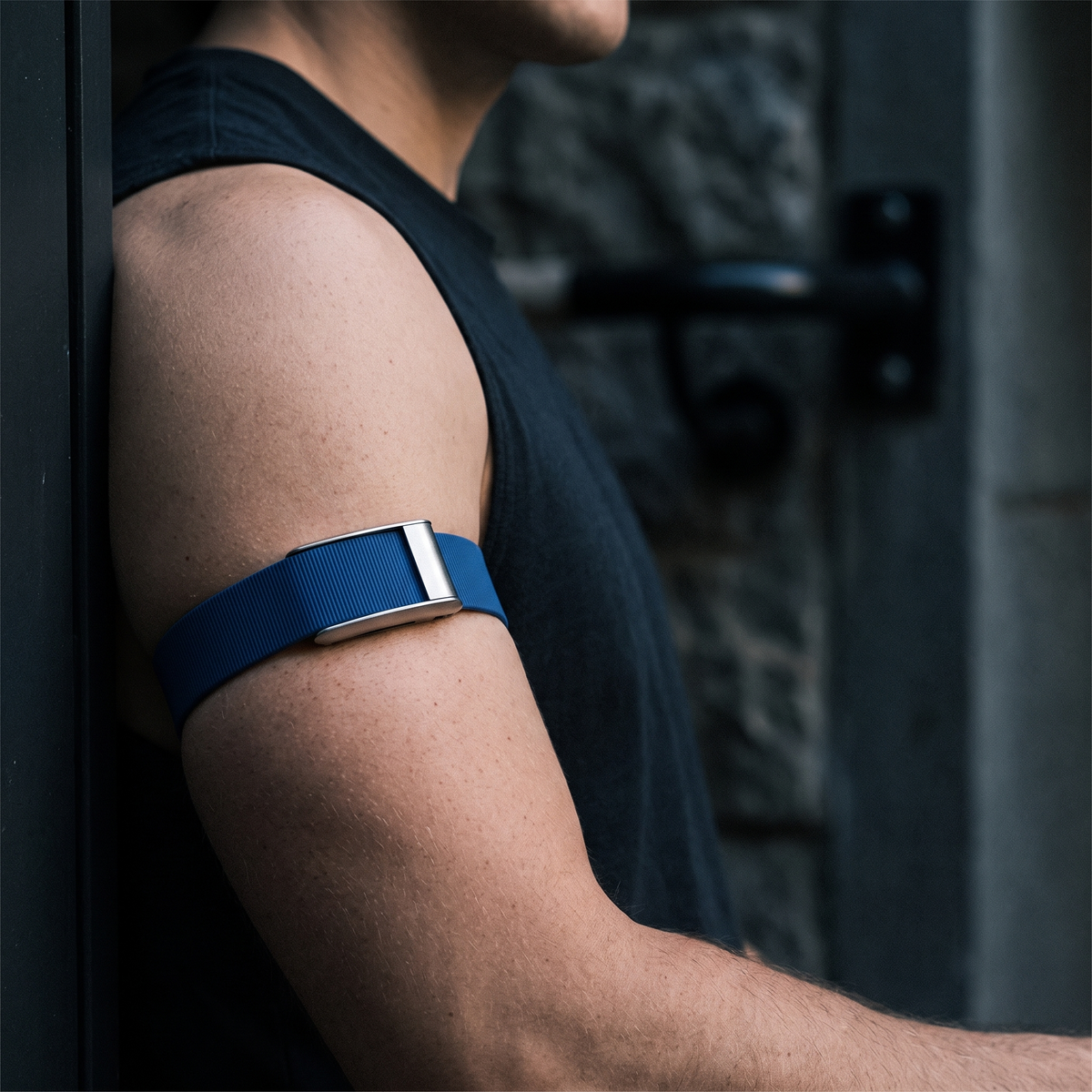 straprr-scene::royal-blue 02-lifestyle-b — Royal Blue porte