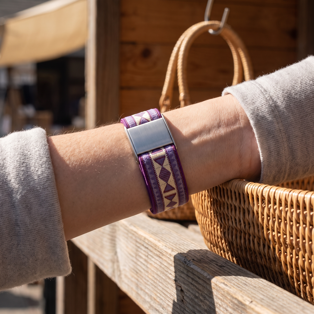 straprr-scene::aztec-purple 02-lifestyle-b — Aztec Purple porte