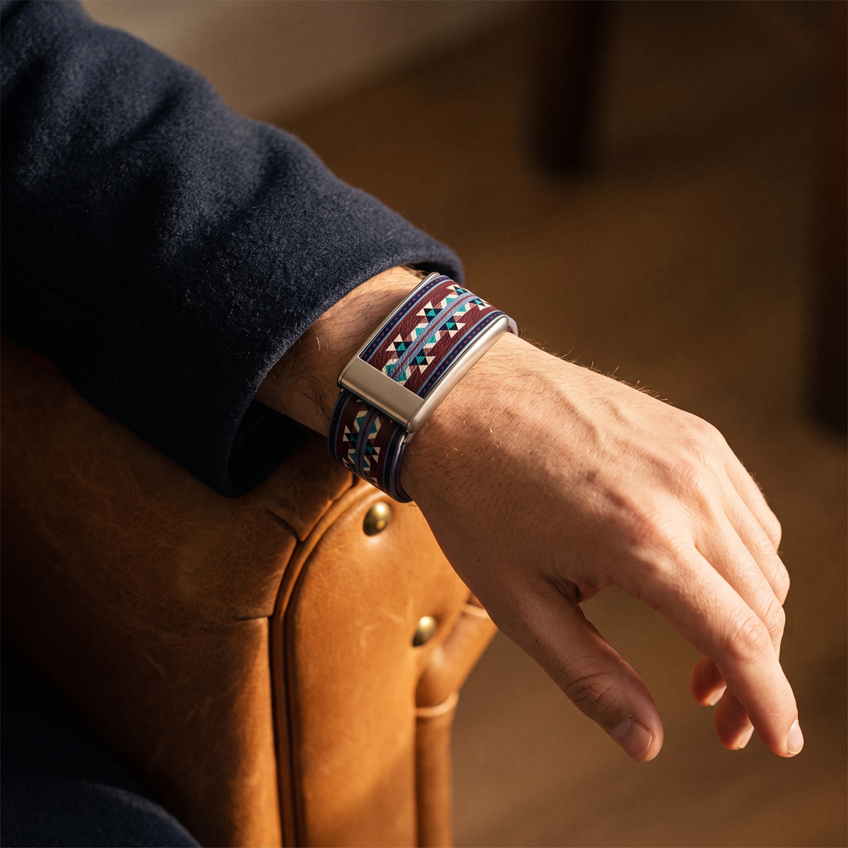 straprr-scene::aztec-blue 02-lifestyle-b — Aztec Blue porte