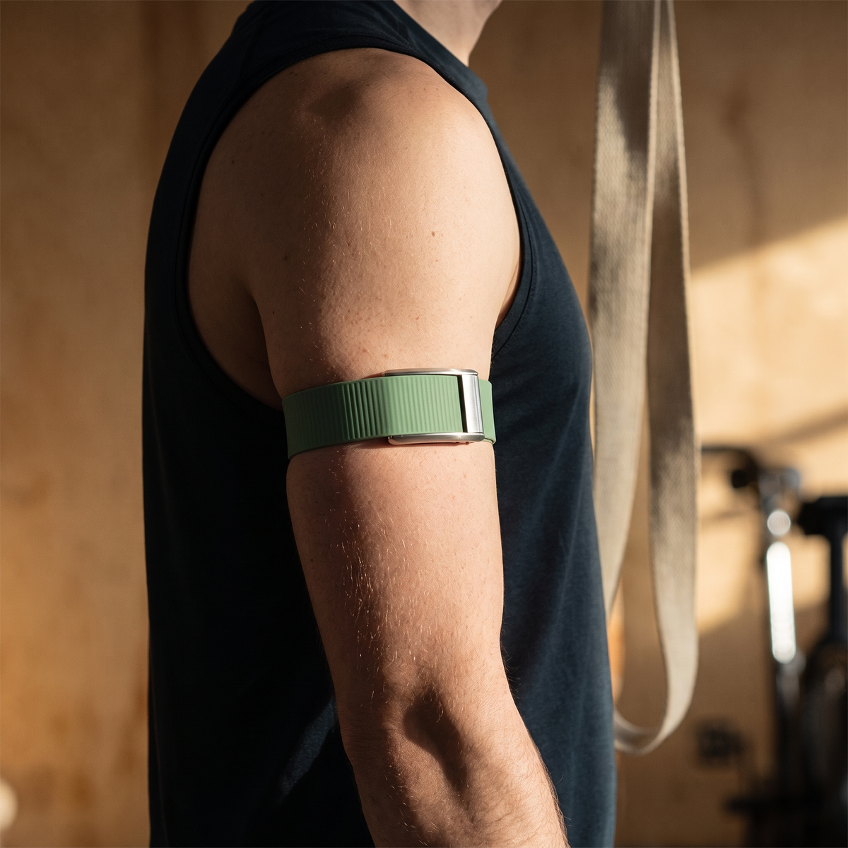 straprr-scene::sage-green 03-sport — Sage Green porte