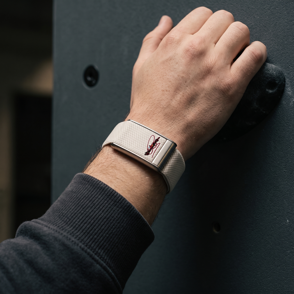 straprr-scene::bracelet-stryvu-dom-perignon-1 03-sport — Bracelet Straprr | F1 porte